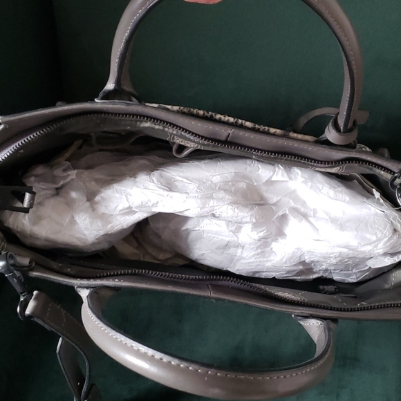 NWT Vince Camuto Purse with DustBag - Picture 3 of 4